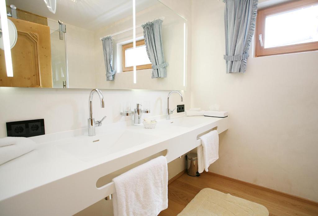 Hotel Rosis Sonnbergstuben Kitzbühel Habitación foto